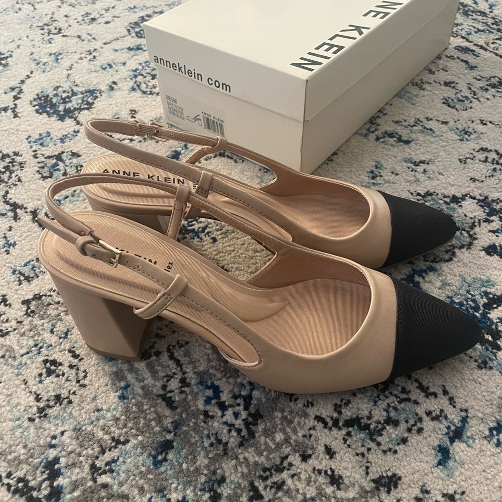 NEW size 8.5 nude & black slingback heels